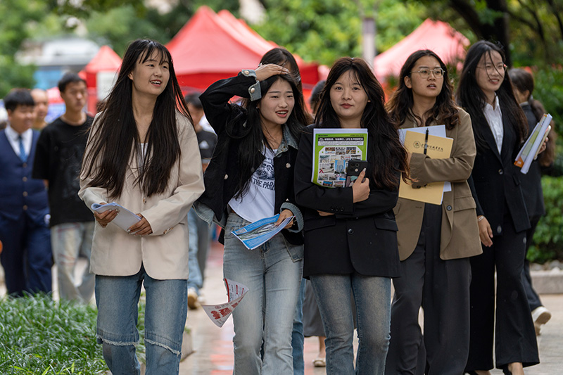 学生赶赴招聘会现场。乐竞体育登录,乐竞体育平台供图